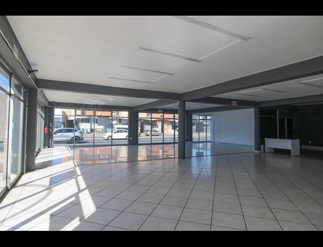 824M² SHOWROOM FOR SALE IN GLENLILLY